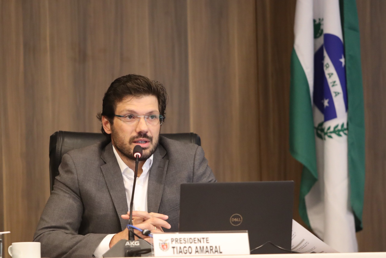 Fotografia mostra deputado Tiago Amaral, presidente da CCJ da Alep, em reunião que aprovou projetos para impulsionar turismo e eventos no Paraná. 