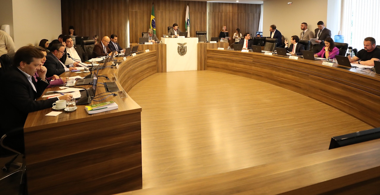 Fotografia mostra reunião da CCJ da Alep, presidida pelo deputado Tiago Amaral, que aprovou projetos para impulsionar turismo e eventos no Paraná.