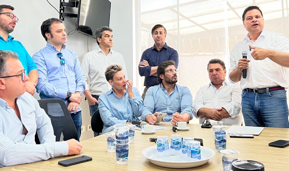 Fotografia mostra reunião com participação do deputado Tiago Amaral em que foi anunciado que a PR-445 será totalmente duplicada pelo Governo do Estado.