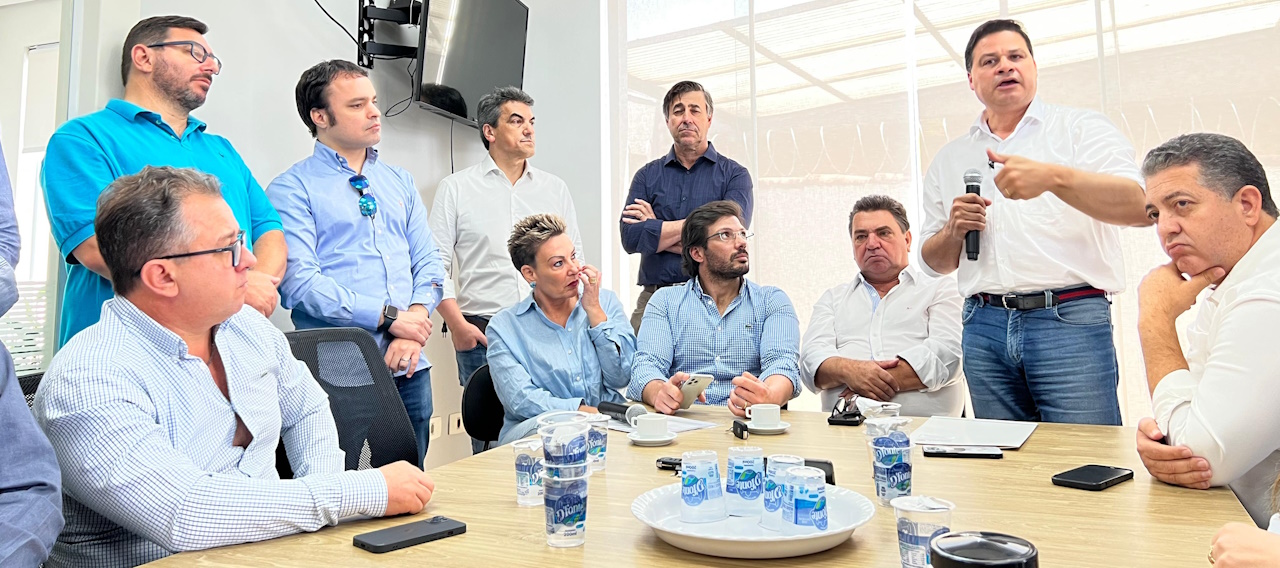Fotografia mostra reunião com participação do deputado Tiago Amaral em que foi anunciado que a PR-445 será totalmente duplicada pelo Governo do Estado.