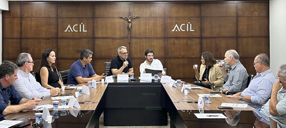 Fotografia mostra reunião da Comissão de Infraestrutura do Norte do Paraná, que defende que o Contorno Leste de Londrina entre nas obrigações da futura concessionária do pedágio.