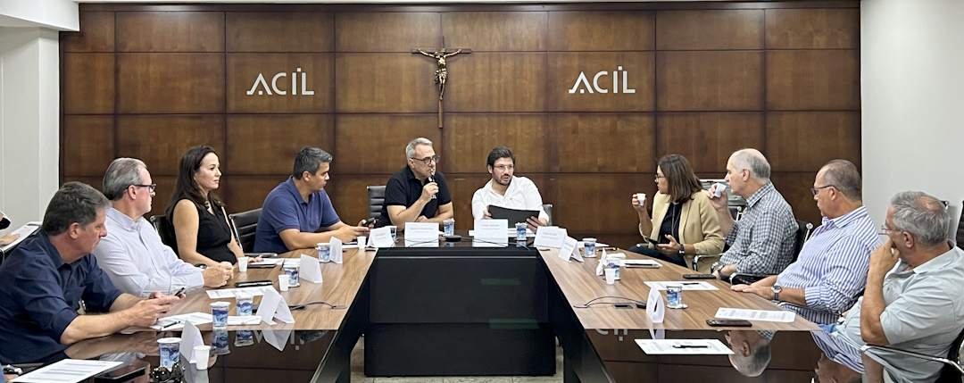 Fotografia mostra reunião da Comissão de Infraestrutura do Norte do Paraná, que defende que o Contorno Leste de Londrina entre nas obrigações da futura concessionária do pedágio.