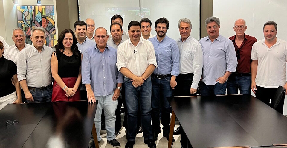 Fotografia mostra reunião da Comissão de Infraestrutura do Norte do Paraná, liderada pelo deputado estadual Tiago Amaral, que colhe importantes resultados com o anúncio de obras em Londrina e região.