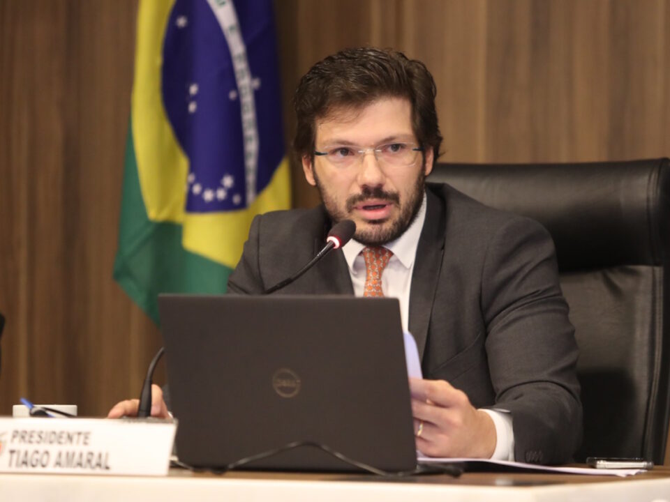 Fotografia mostra deputado Tiago Amaral, presidente da CCJ da Assembleia do Paraná, em reunião que aprovou o fundo para destinar recursos a municípios que sofrem com as chuvas.