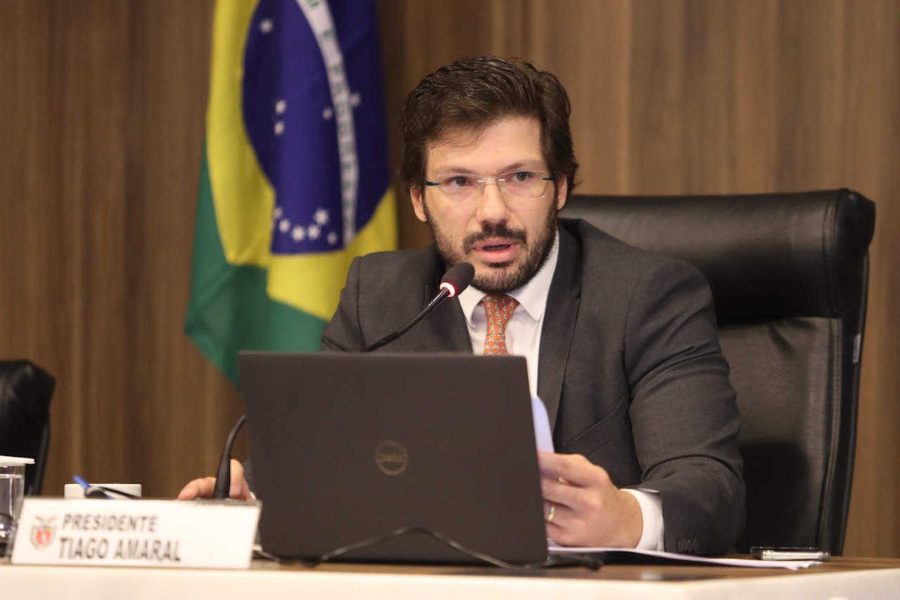 Fotografia mostra deputado Tiago Amaral, presidente da CCJ da Assembleia do Paraná, em reunião que aprovou o fundo para destinar recursos a municípios que sofrem com as chuvas.