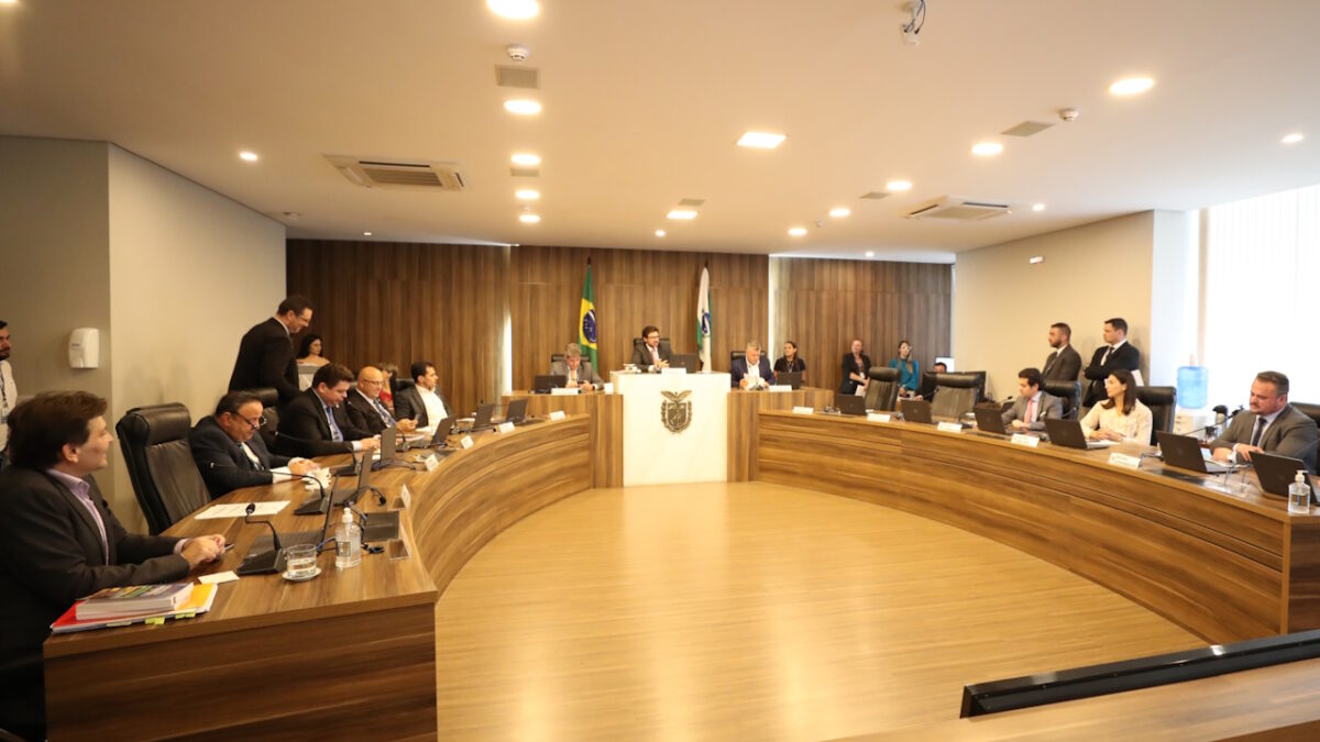 Fotografia mostra reunião da CCJ, presidida pelo deputado Tiago Amaral, que discutiu iniciativa que busca de prêmios entre mulheres e homens em competições esportivas no Paraná.
