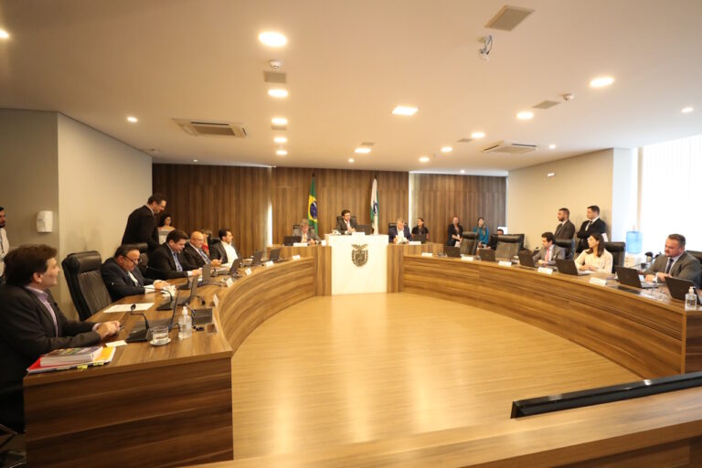 Fotografia mostra reunião da CCJ, presidida pelo deputado Tiago Amaral, que discutiu iniciativa que busca de prêmios entre mulheres e homens em competições esportivas no Paraná.