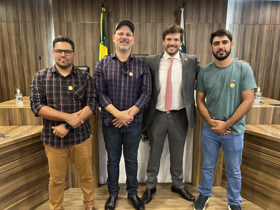 Fotografia mostra vereadores Rafael e Maykon, prefeito Jacaré e deputado Tiago Amaral, que conseguiram raio-x e ambulância para Bela Vista do Paraíso.