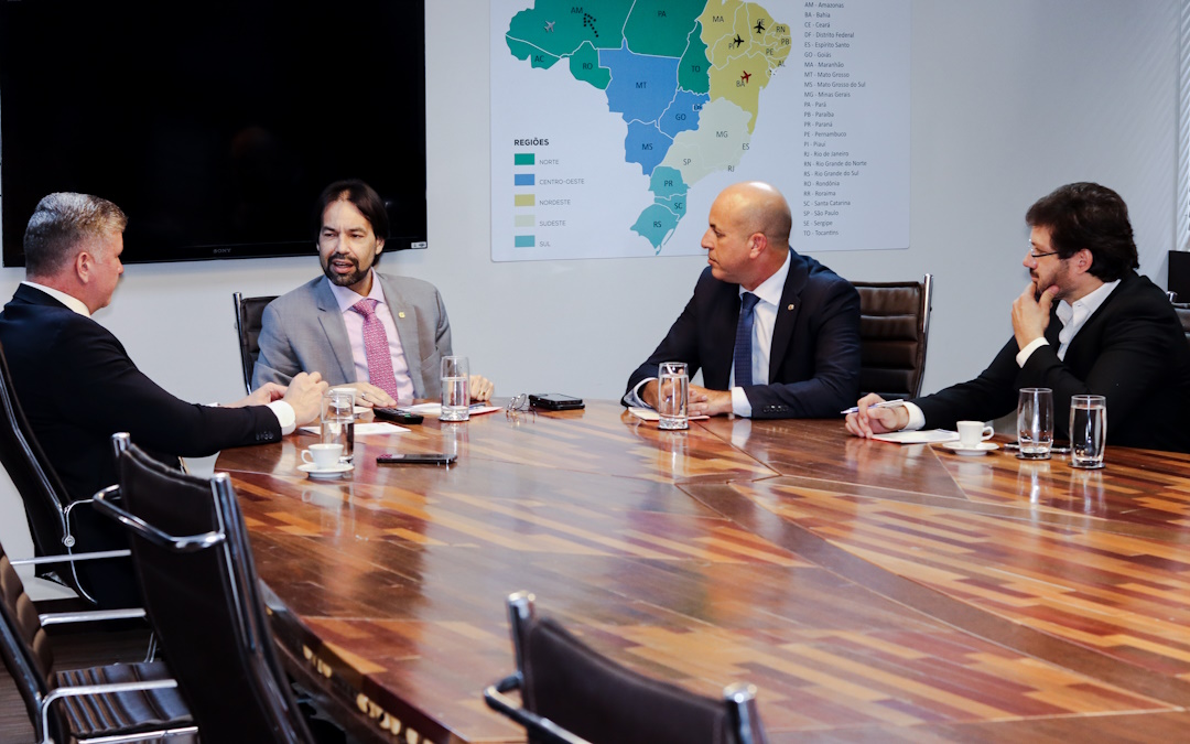 Fotografia mostra o deputado estadual Tiago Amaral, presidente da CCJ da Alep, discutindo a criação de um colegiado de presidentes de CCJs de todo o Brasil.