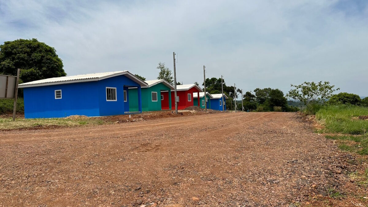 Fotografia mostra em Novas Tebas as casas que a prefeitura construiu em terreno doado pelo governo do estado, com ajuda do deputado Tiago Amaral.