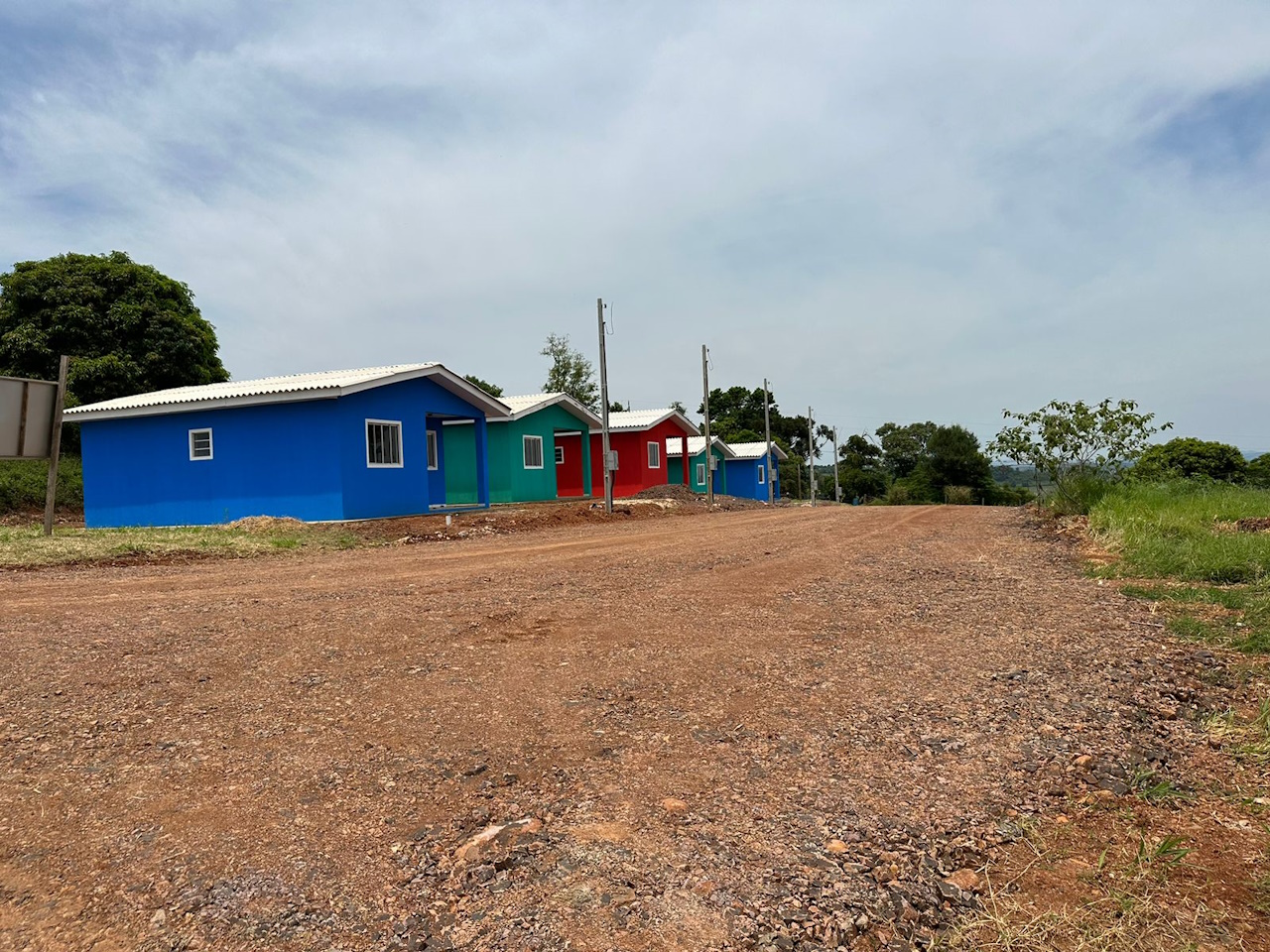 Fotografia mostra em Novas Tebas as casas que a prefeitura construiu em terreno doado pelo governo do estado, com ajuda do deputado Tiago Amaral.