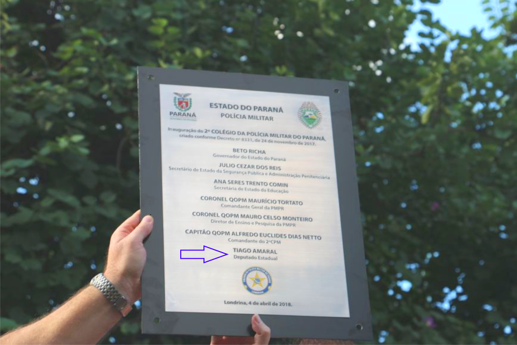 Fotografia mostra placa de inauguração do CPM Londrina, com destaque ao nome do deputado Tiago Amaral.
