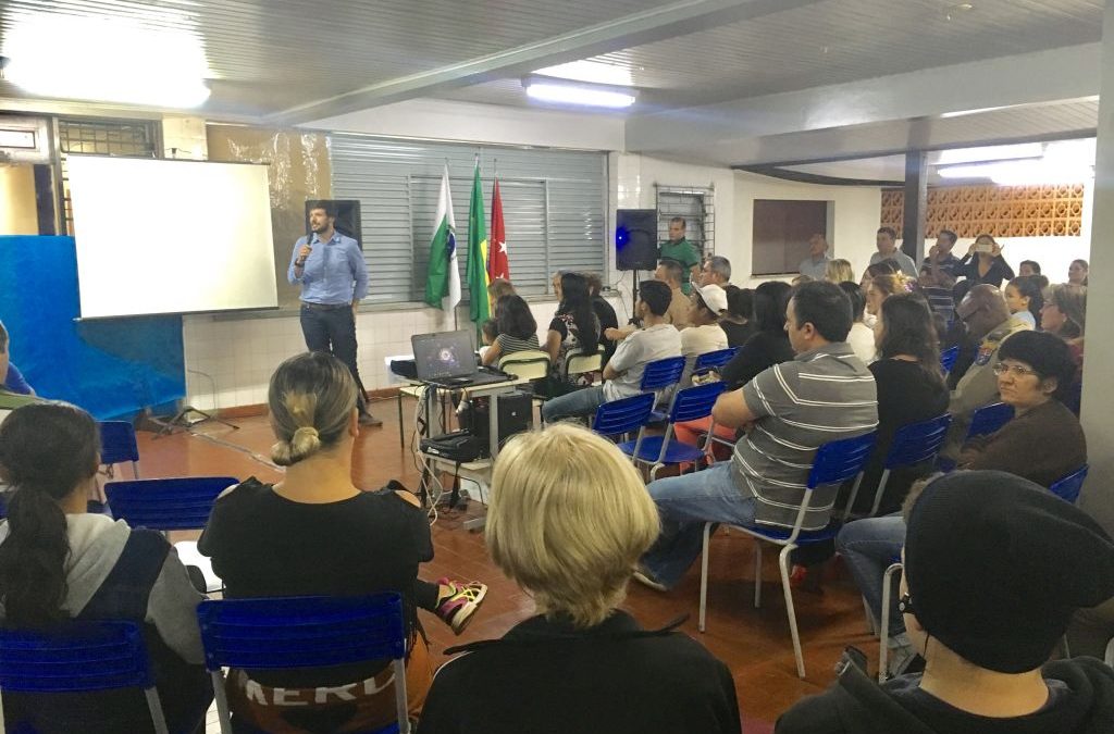 Fotografia mostra o deputado Tiago Amaral em reunião com pais e alunos de Londrina, em 2017, para apresentar o projeto do CPM Londrina.