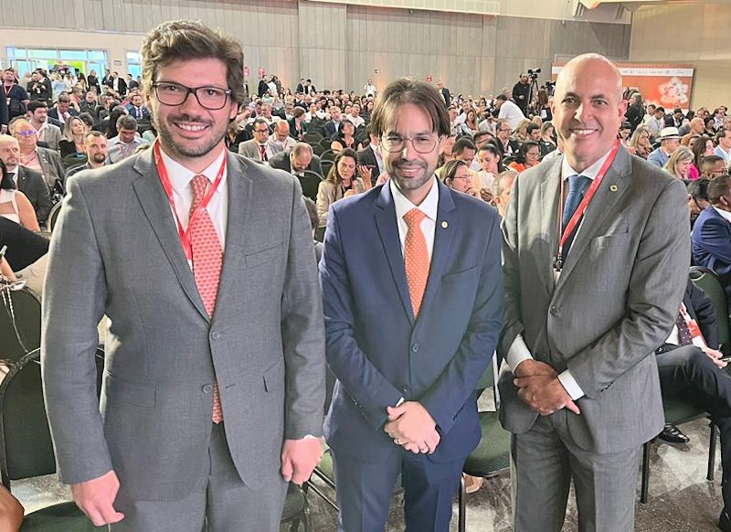 Fotografia mostra deputado Tiago Amaral no maior encontro legislativo da América Latina, em que foi criado o colegiado de CCJs do Brasil.