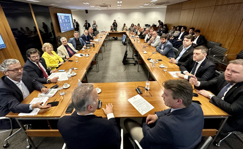 Fotografia mostra deputado Tiago Amaral entre os parlamentares que foram a Brasília, em articulação para pressionar por mudança na reforma tributária e evitar aumento do ICMS.