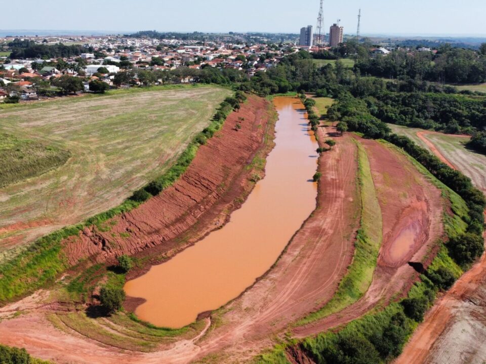 Fotografia mostra represa em Bela Vista do Paraíso onde será construída uma grande área de lazer.