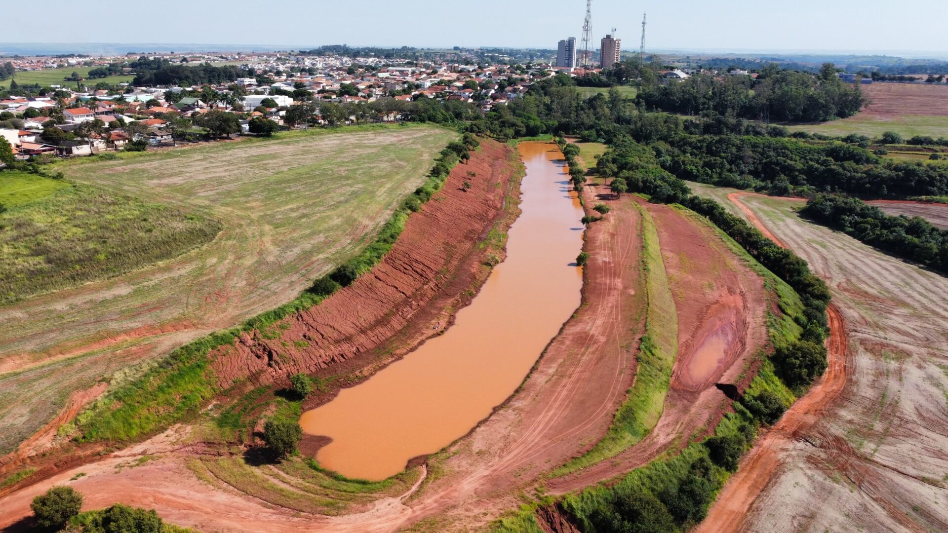 Fotografia mostra represa em Bela Vista do Paraíso onde será construída uma grande área de lazer.