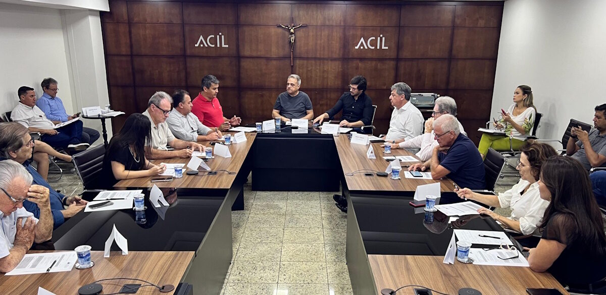 Fotografia mostra reunião da Comissão de Infraestrutura do Norte do Paraná, liderada pelo deputado Tiago Amaral.