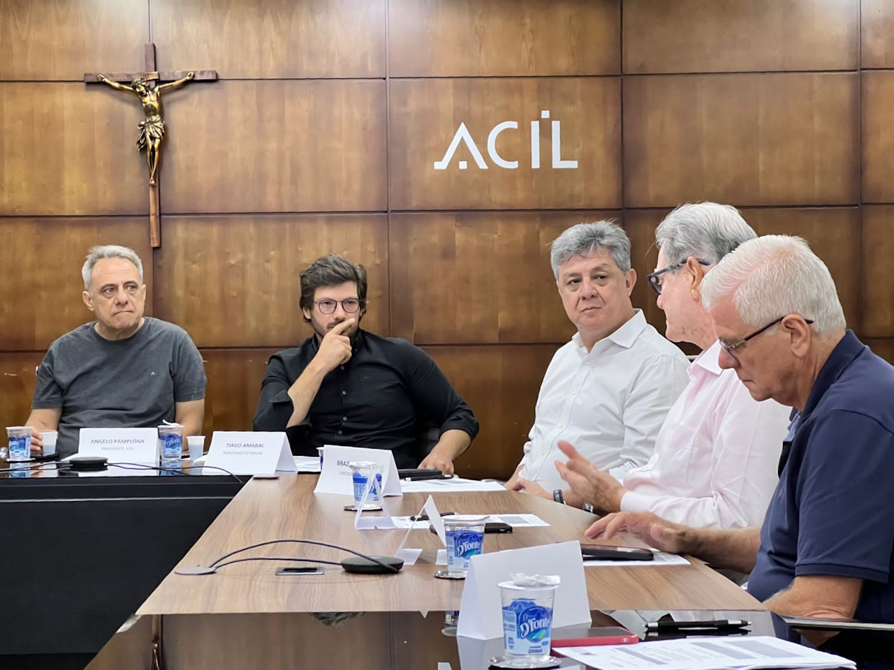 Fotografia mostra reunião da Comissão de Infraestrutura do Norte do Paraná, liderada pelo deputado Tiago Amaral.