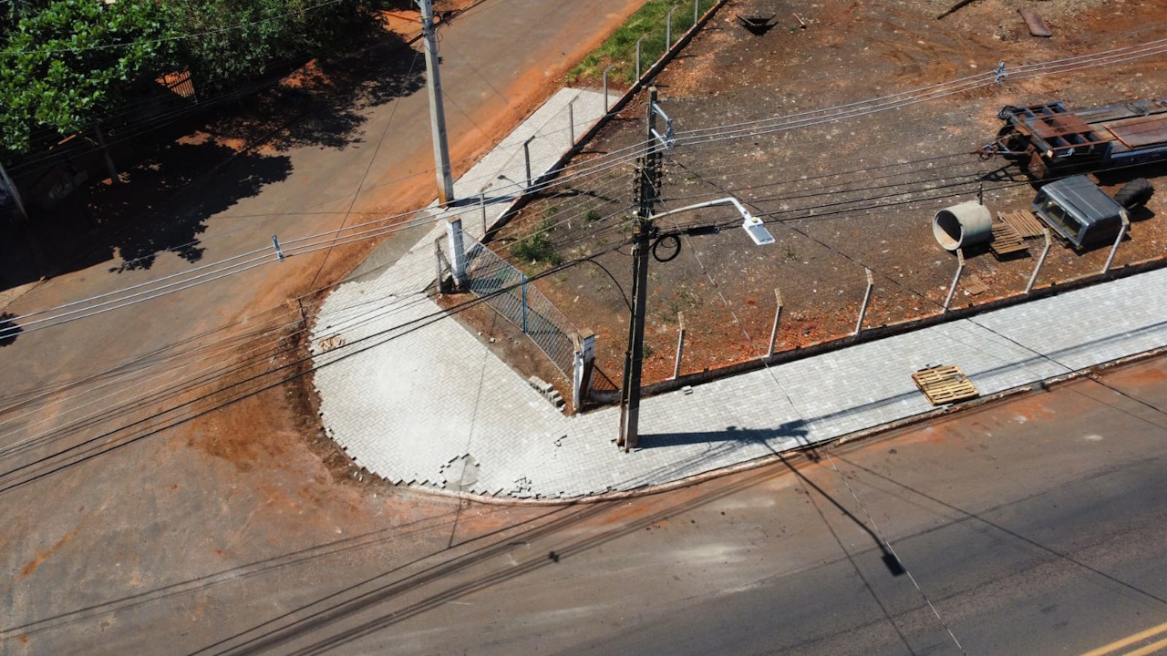 Fotografia mostra melhorias nas calçadas em Santa Margarida, distrito de Bela Vista do Paraíso