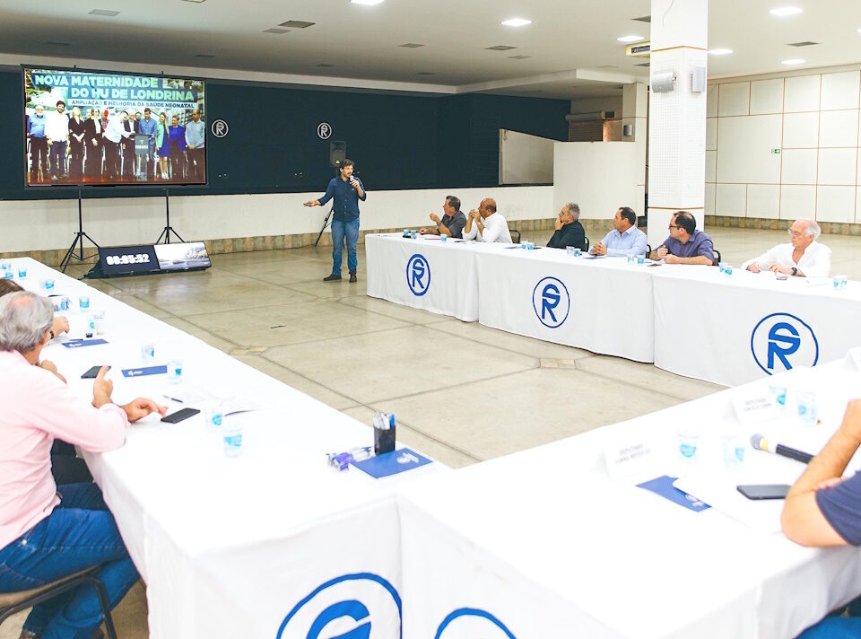 Fotografia mostra deputado Tiago Amaral durante prestação de contas do mandato; ele anunciou que a regulamentação da lei que vai atrair empresas de tecnologia será feita em janeiro.
