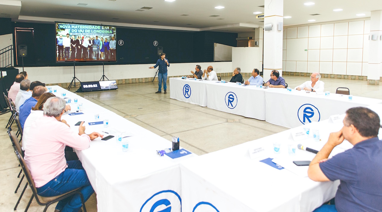 Fotografia mostra deputado Tiago Amaral durante prestação de contas do mandato; ele anunciou que a regulamentação da lei que vai atrair empresas de tecnologia será feita em janeiro.