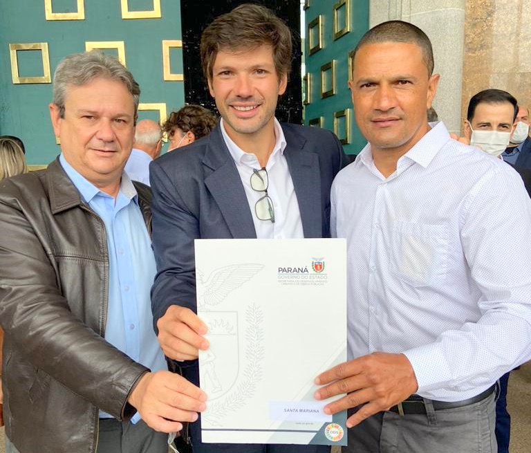 Foto mostra prefeito Marcelo Bolinha, deputado Tiago Amaral e vereador Adriano Dias: trabalho em conjunto garantiu para Santa Mariana uma nova capela para velórios.