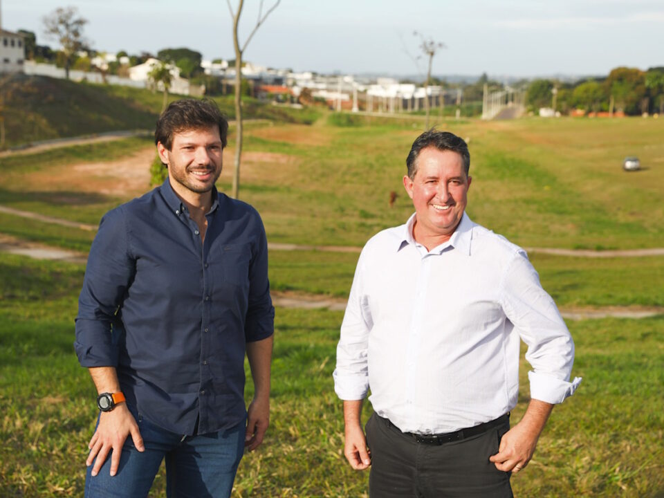Imagem mostra o deputado estadual Tiago Amaral e o vice-prefeito Hermes Pimentel na área do Parque dos Ipês, em Umuarama.