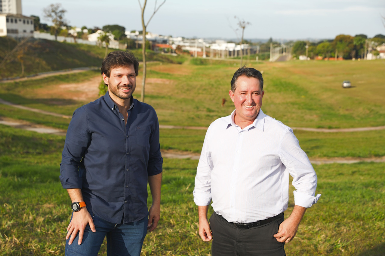 Imagem mostra o deputado estadual Tiago Amaral e o vice-prefeito Hermes Pimentel na área do Parque dos Ipês, em Umuarama.