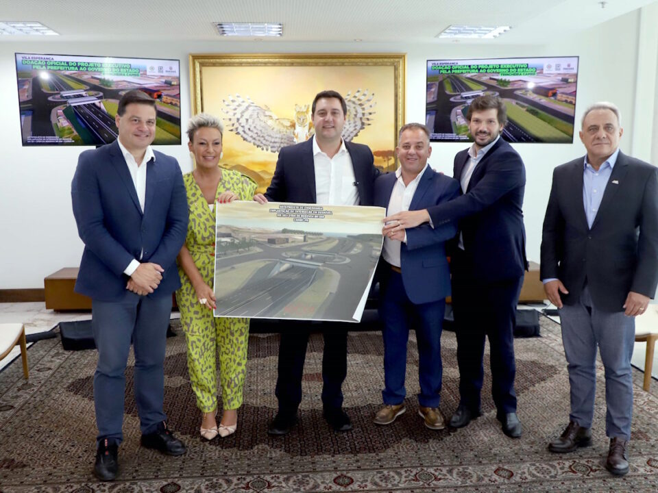 Imagem mostra deputado estadual Tiago Amaral ao lado do governador Ratinho Junior entregando projeto do Viaduto da Esperança.