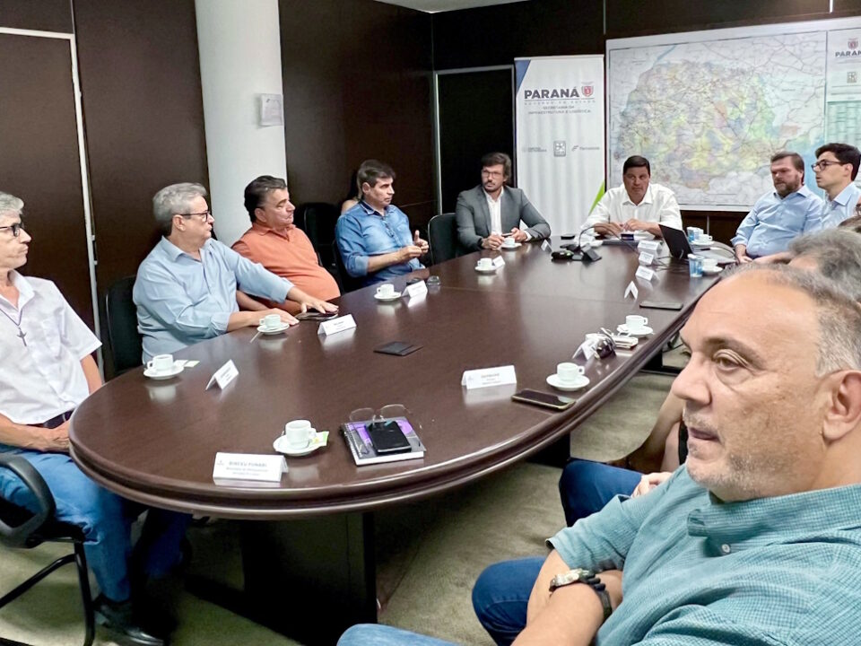 Fotografia mostra deputado Tiago Amaral em reunião com prefeitos e a concessionária Rumo, na Secretaria Estadual de Infraestrutura, para tratar da suspensão do ramal ferroviário entre Ourinhos e Londrina.