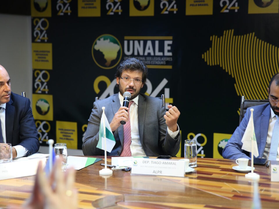 Imagem mostra o deputado Tiago Amaral na reunião nacional de CCJs em Brasília.