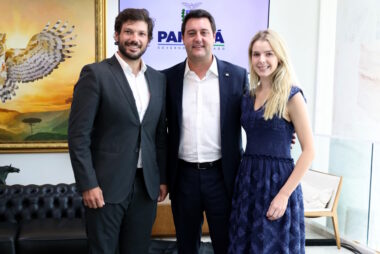 Fotografia mostra o deputado estadual Tiago Amaral ao lado do governador Ratinho Junior e da deputada federal Luísa Canziani.