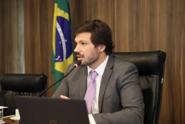 Foto mostra deputado Tiago Amaral presidindo a reunião da CCJ da Alep em que foi aprovado projeto que protege produtores de leite do Paraná.