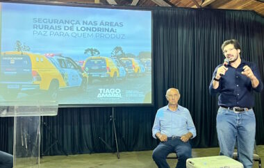 Fotografia mostra deputado Tiago Amaral em reunião sobre a segurança na Zona Rural de Londrina.