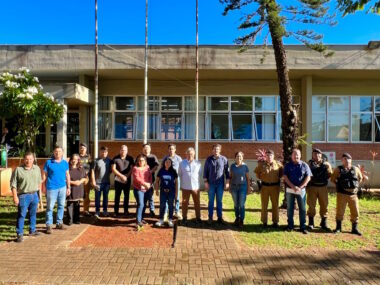 Fotografia mostra deputado Tiago Amaral em reunião sobre segurança rural, com entidades representativas, produtores e forças de segurança.