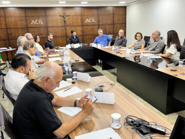Fotografia mostra deputado Tiago Amaral liderando reunião da Comissão de Infraestrutura, que tratou da construção do viaduto da Angelina Vezozzo, em Londrina.