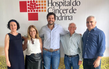Fotografia mostra deputado Tiago Amaral ao lado da equipe do Hospital do Câncer de Londrina.