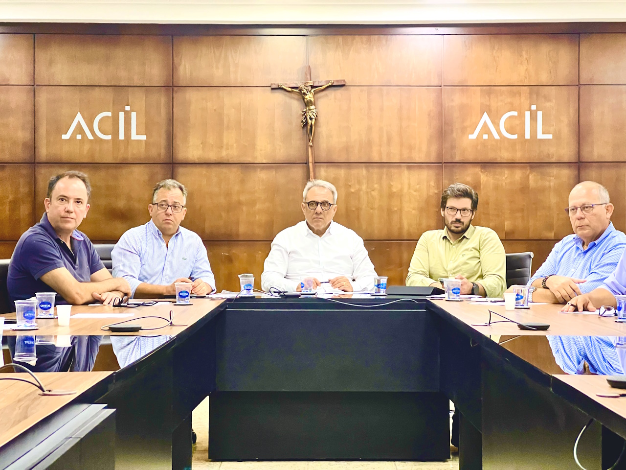 Fotografia mostra reunião da Comissão de Infraestrutura, tratando do desenvolvimento de Londrina, sob a liderança do deputado Tiago Amaral, pré-candidato a prefeito de Londrina.