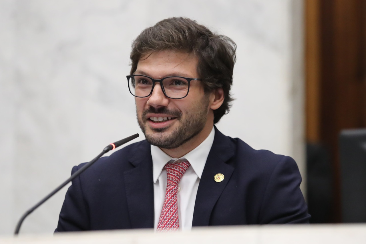 Imagem mostra deputado Tiago Amaral, pré-candidato à prefeitura de Londrina, que lidera nas intenções de voto.