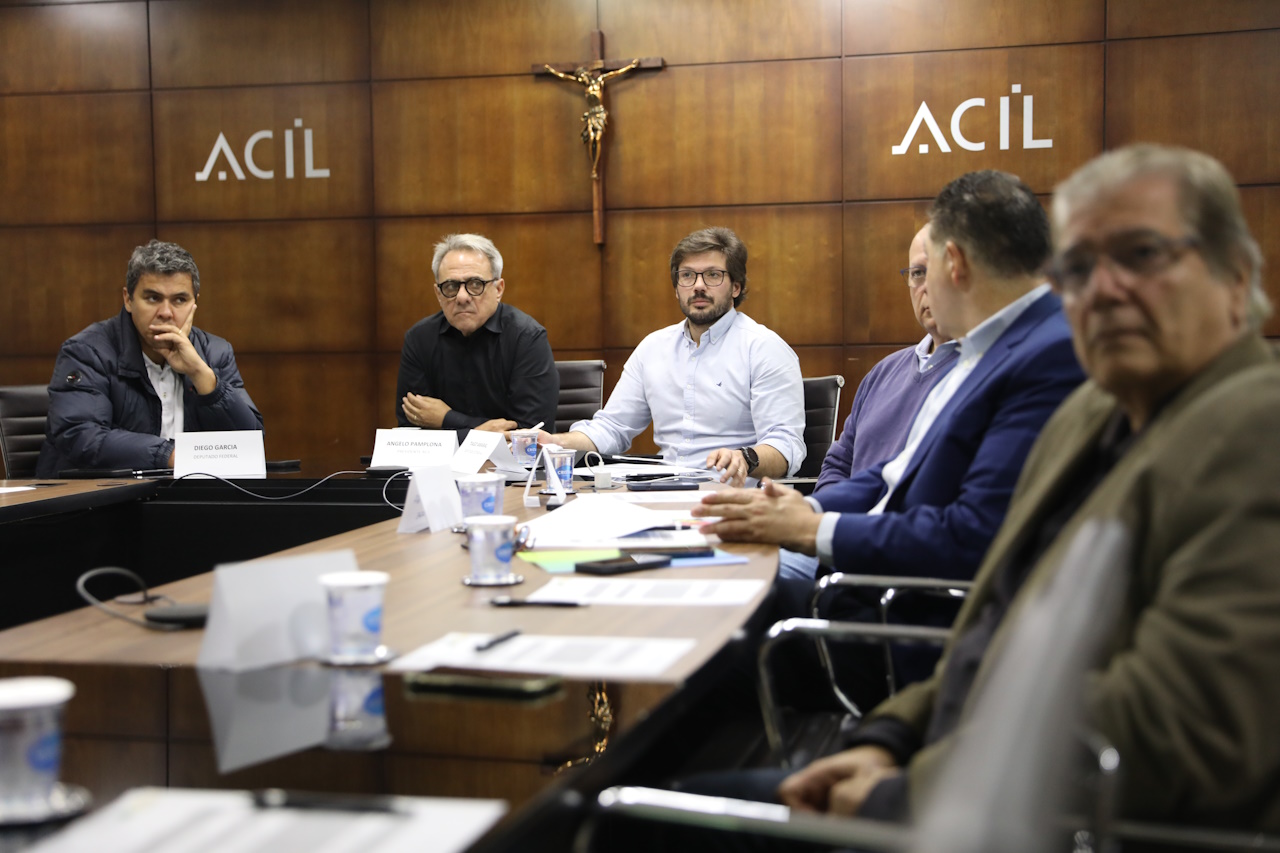 Fotografia mostra Tiago Amaral, pré-candidato a prefeito de Londrina, em reunião que tratou sobre o fato de que Londrina será uma das líderes nacionais em biometano, gás que vai impulsionar a industrialização.
